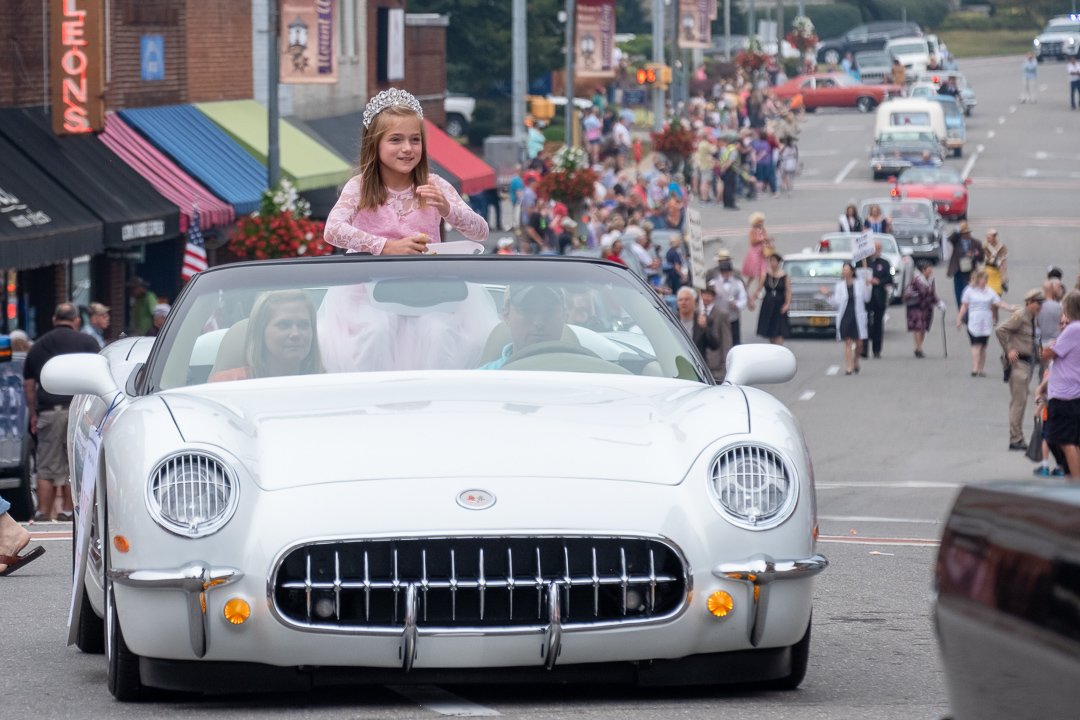 parade190949.jpg